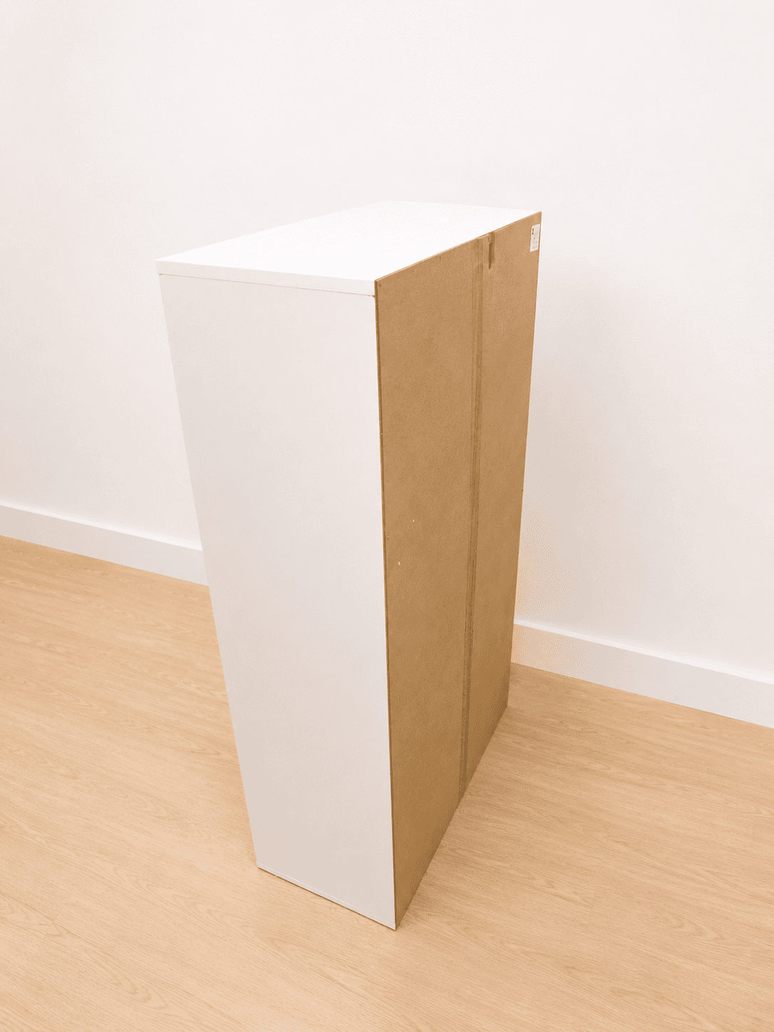 Estantería blanca con puertas y tiradores de cuero estilo nórdico - Imagen 4