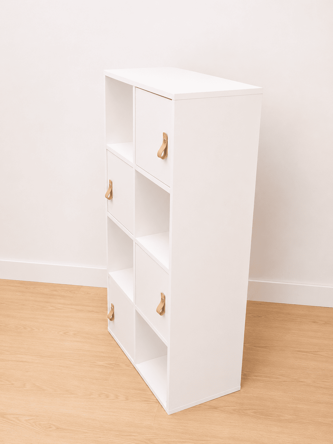 Estantería blanca con puertas y tiradores de cuero estilo nórdico - Imagen 3