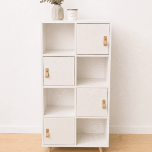 Estantería blanca con puertas y tiradores de cuero estilo nórdico