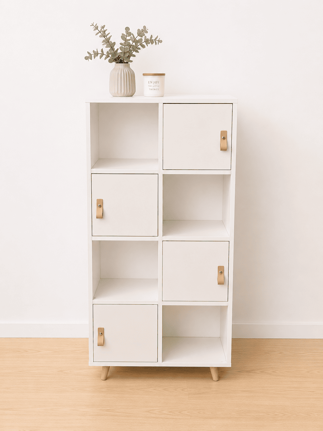 Estantería blanca con puertas y tiradores de cuero estilo nórdico