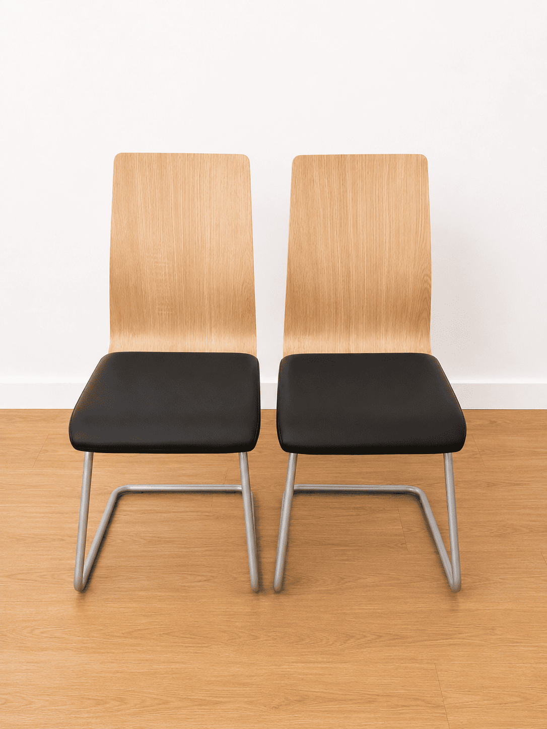 Silla de Comedor Madera y Negro con Estructura Cantiléver