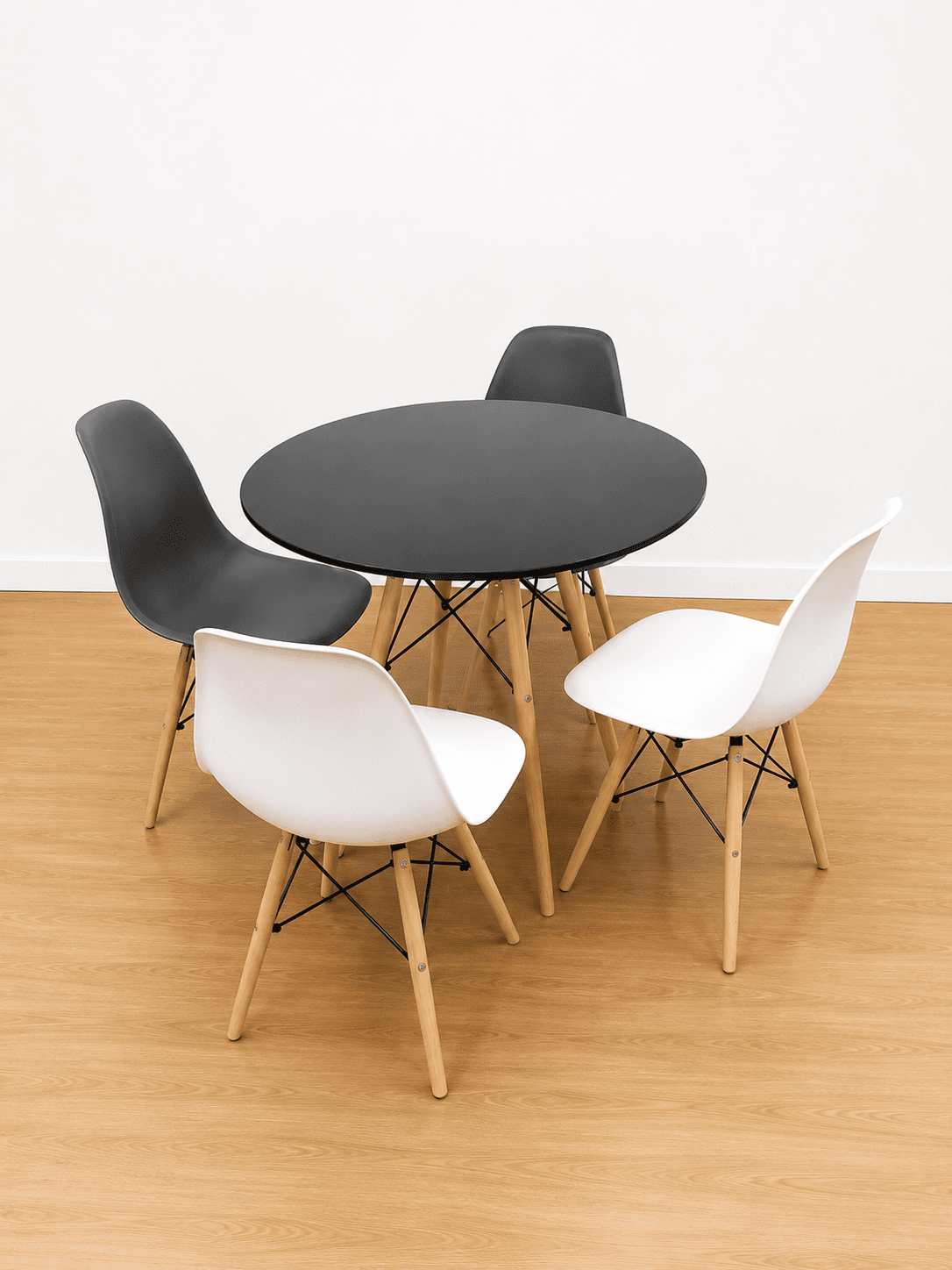 Mesa de comedor redonda negra con patas de madera - Imagen 2