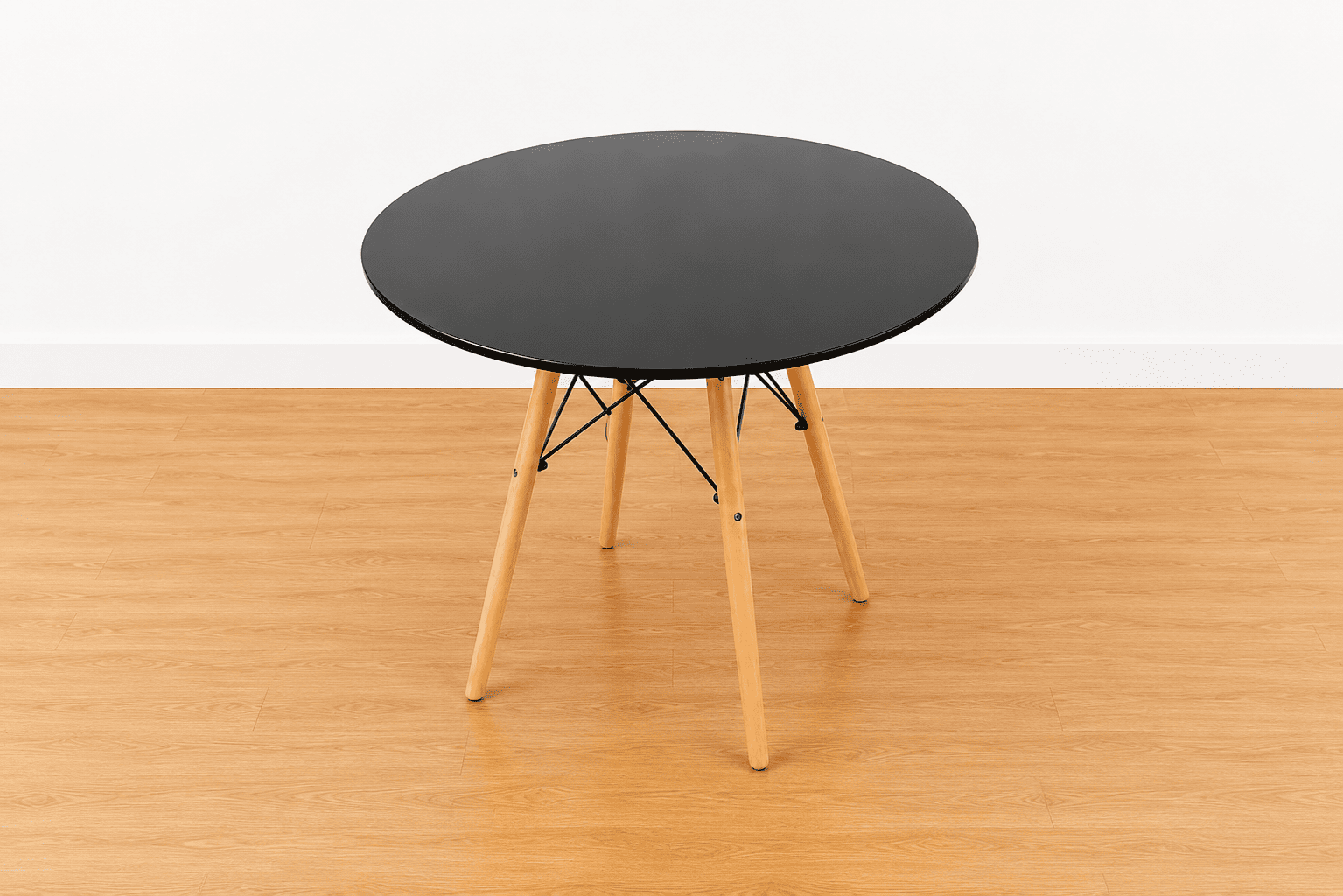 Mesa de comedor redonda negra con patas de madera
