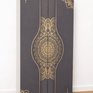 Zapatero de madera con diseño decorativo negro y dorado
