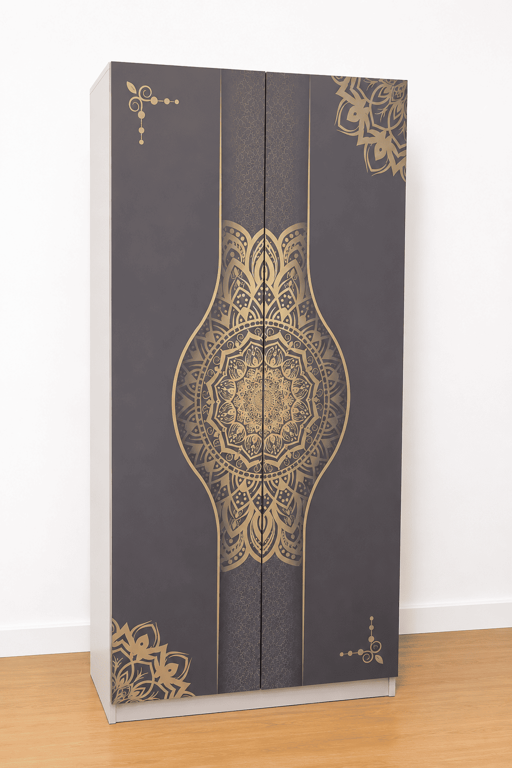 Zapatero de madera con diseño decorativo negro y dorado